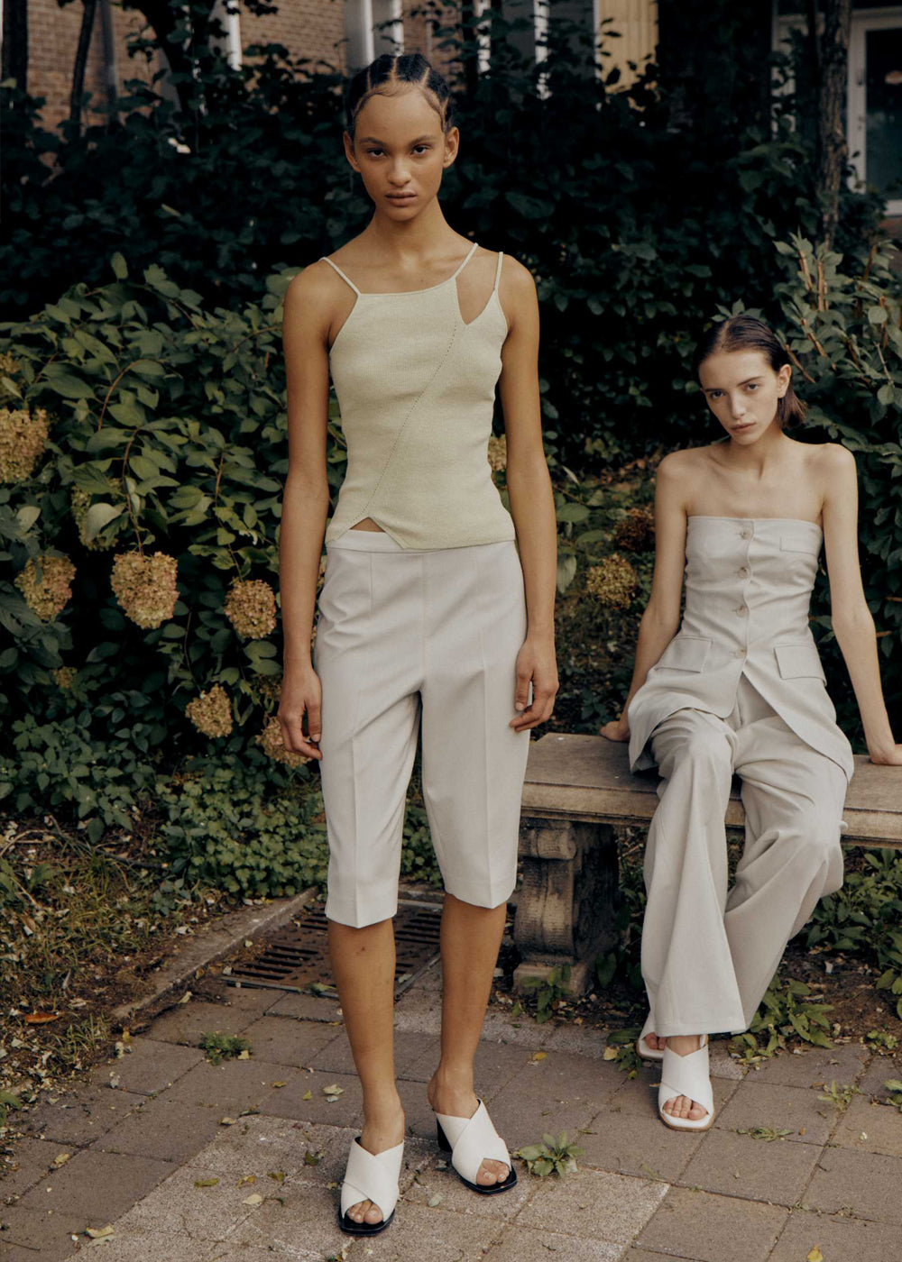 SIDE-SLIT WOOL HALF-PANTS