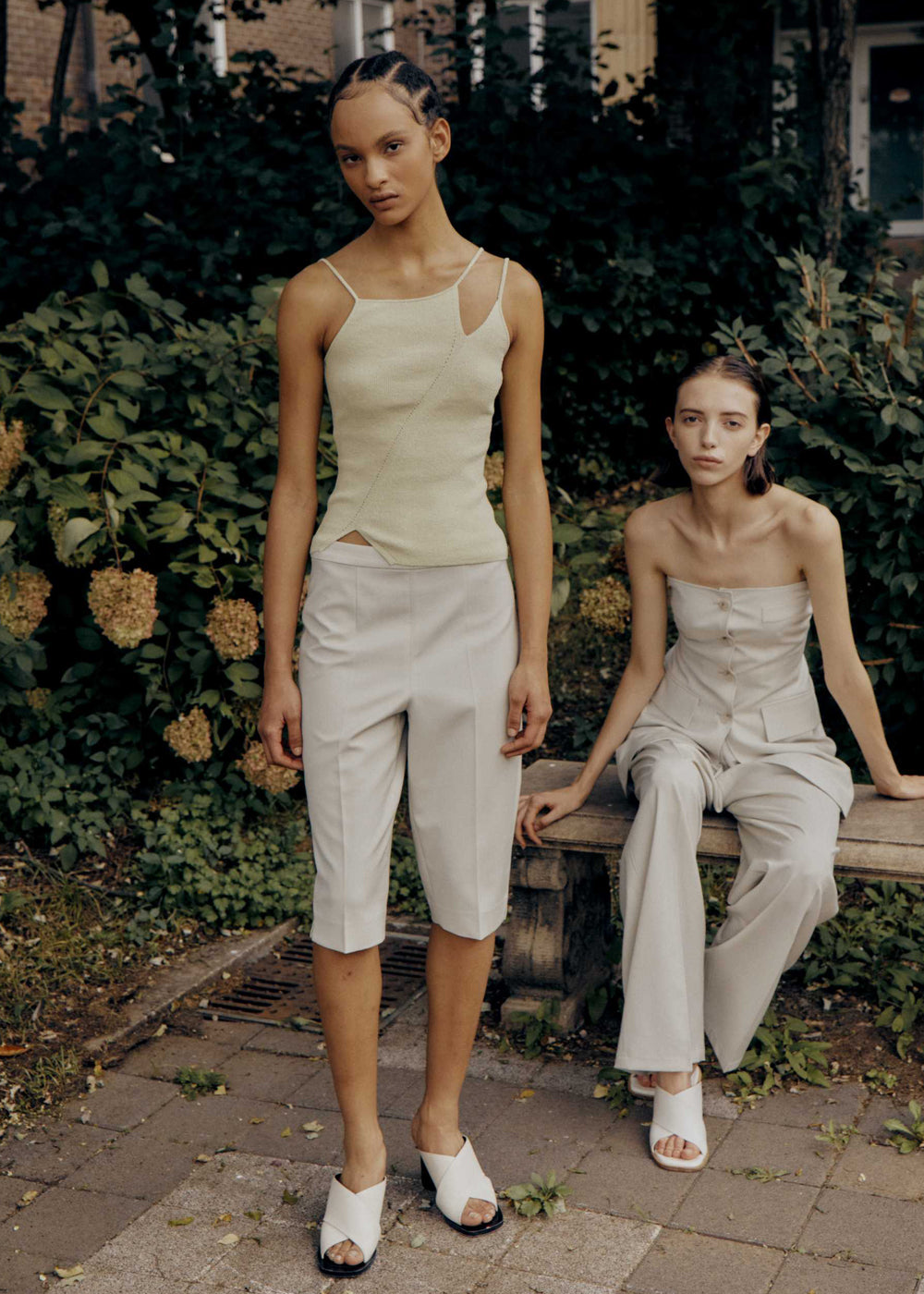 SIDE-SLIT WOOL HALF-PANTS