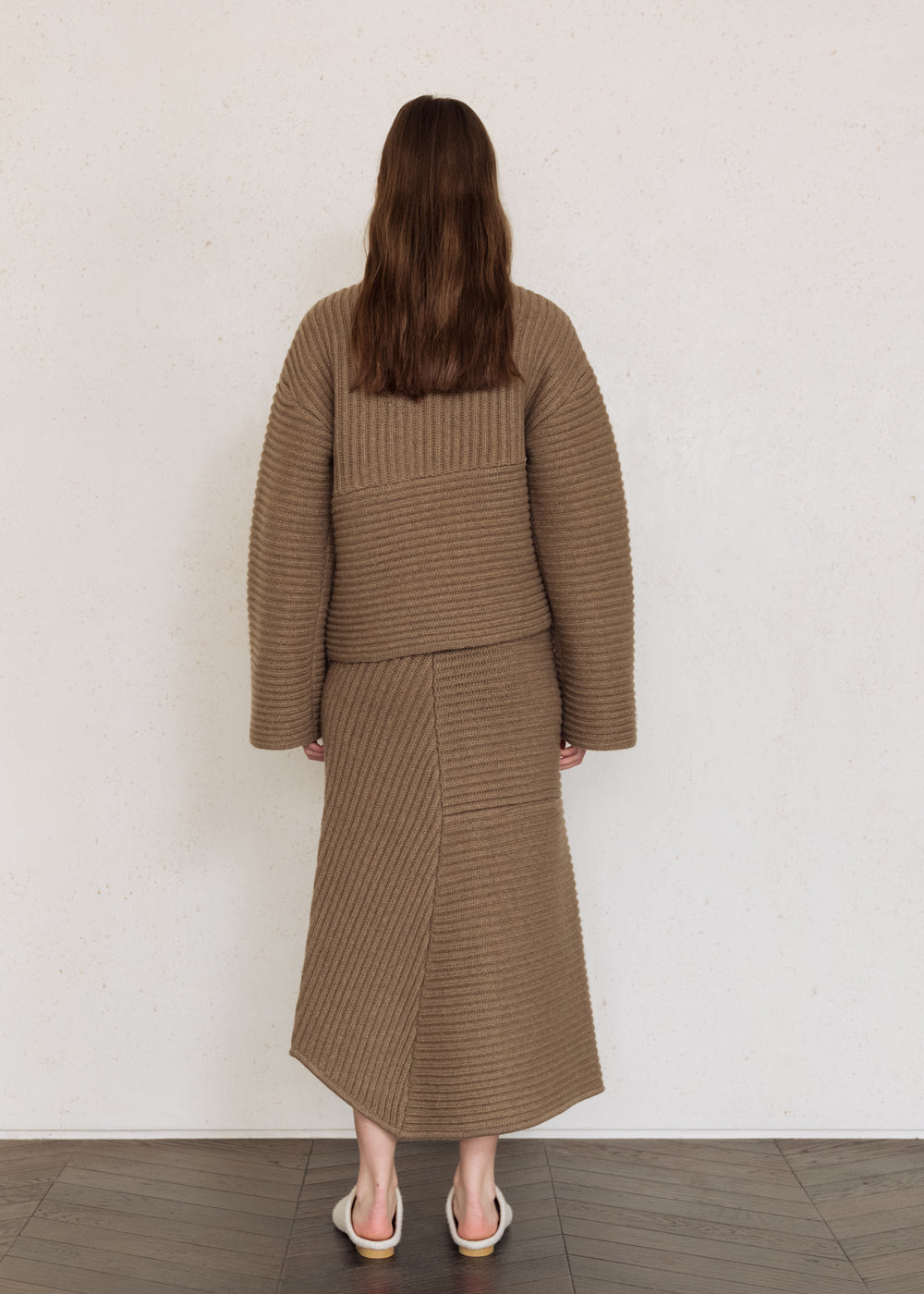 UNBALANCED MOCK NECK RIBBED SWEATER_BROWN