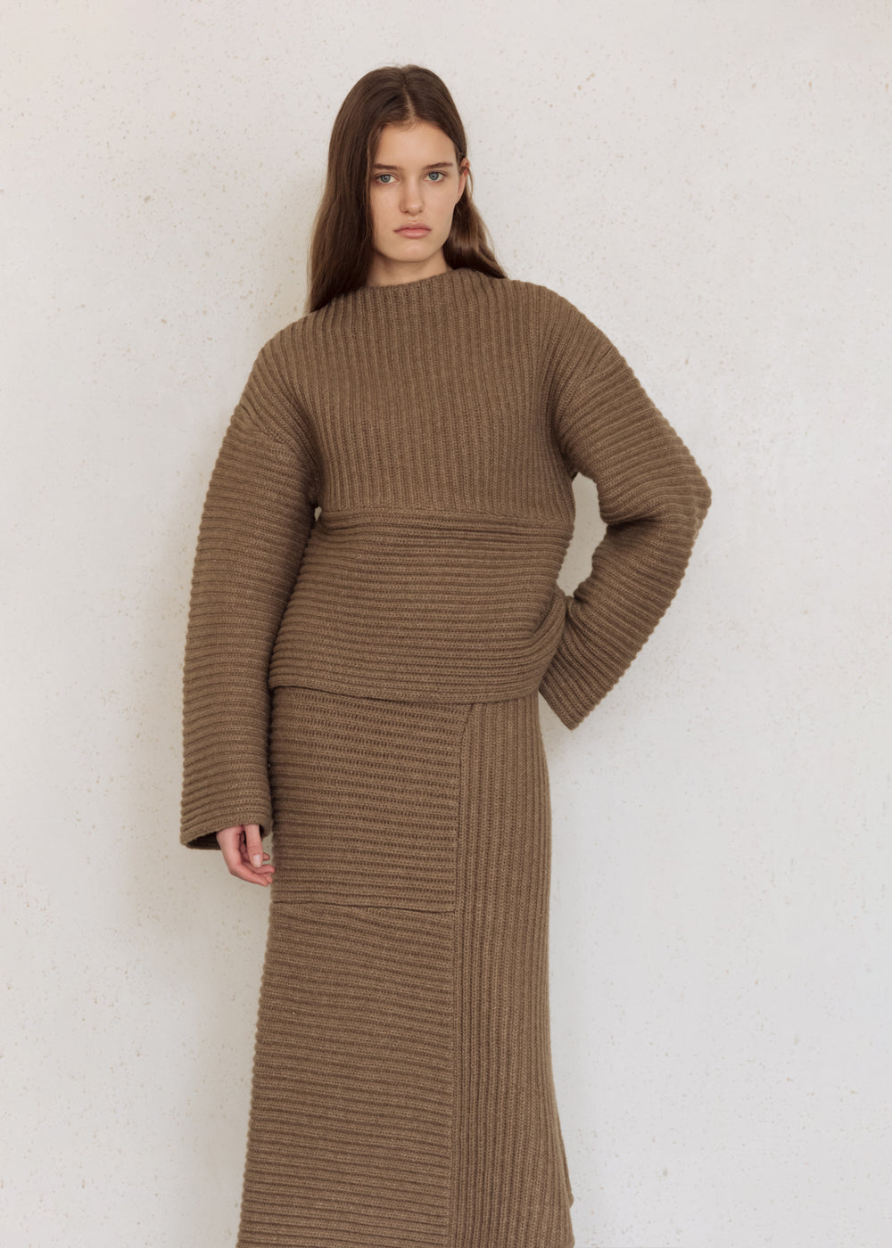 UNBALANCED MOCK NECK RIBBED SWEATER_BROWN