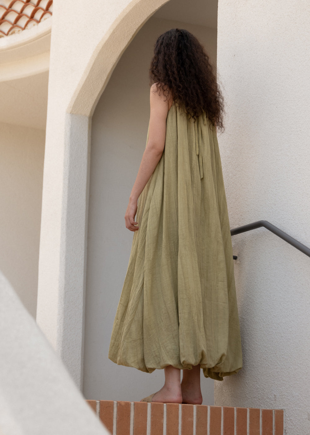 WRINKLE LINEN HALTER-NECK BALLOON DRESS