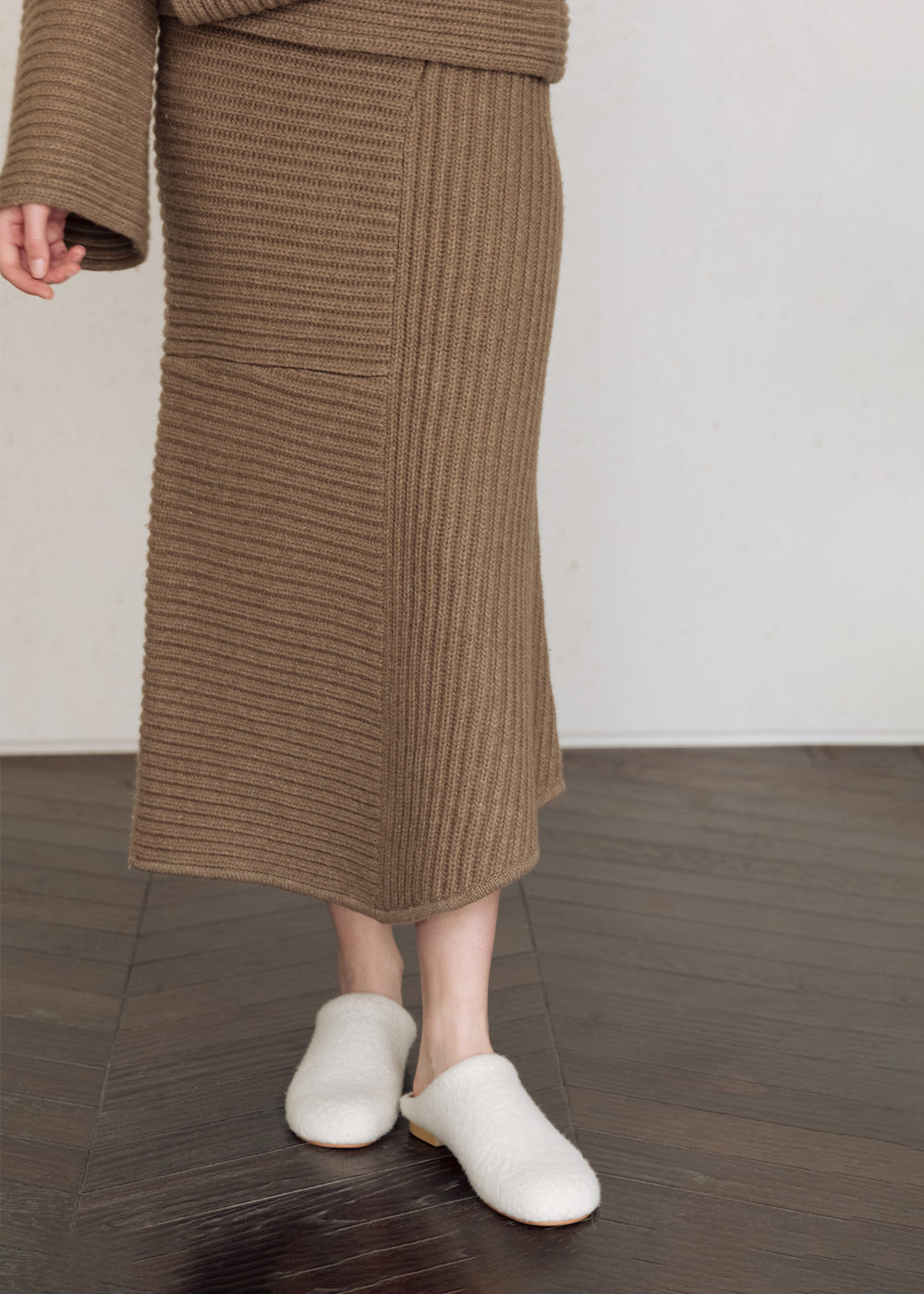 UNBALANCED MOCK NECK RIBBED SWEATER_BROWN