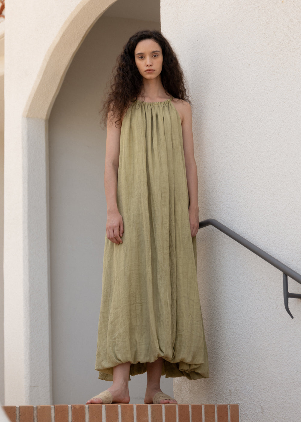 WRINKLE LINEN HALTER-NECK BALLOON DRESS