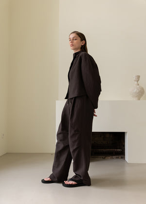 WRINKLE COTTON PINTUCKED PANTS DARK BROWN