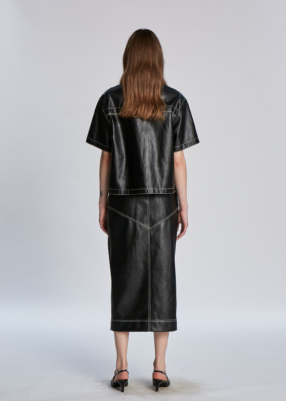 STITCHED FAUX LEATHER SHORT-SLEEVE SHIRT_BLACK