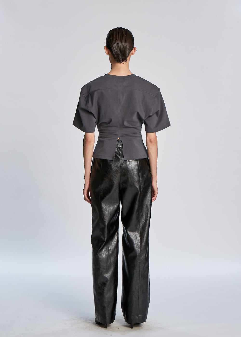 TUCKED BACK SLIT TOP_CHARCOAL