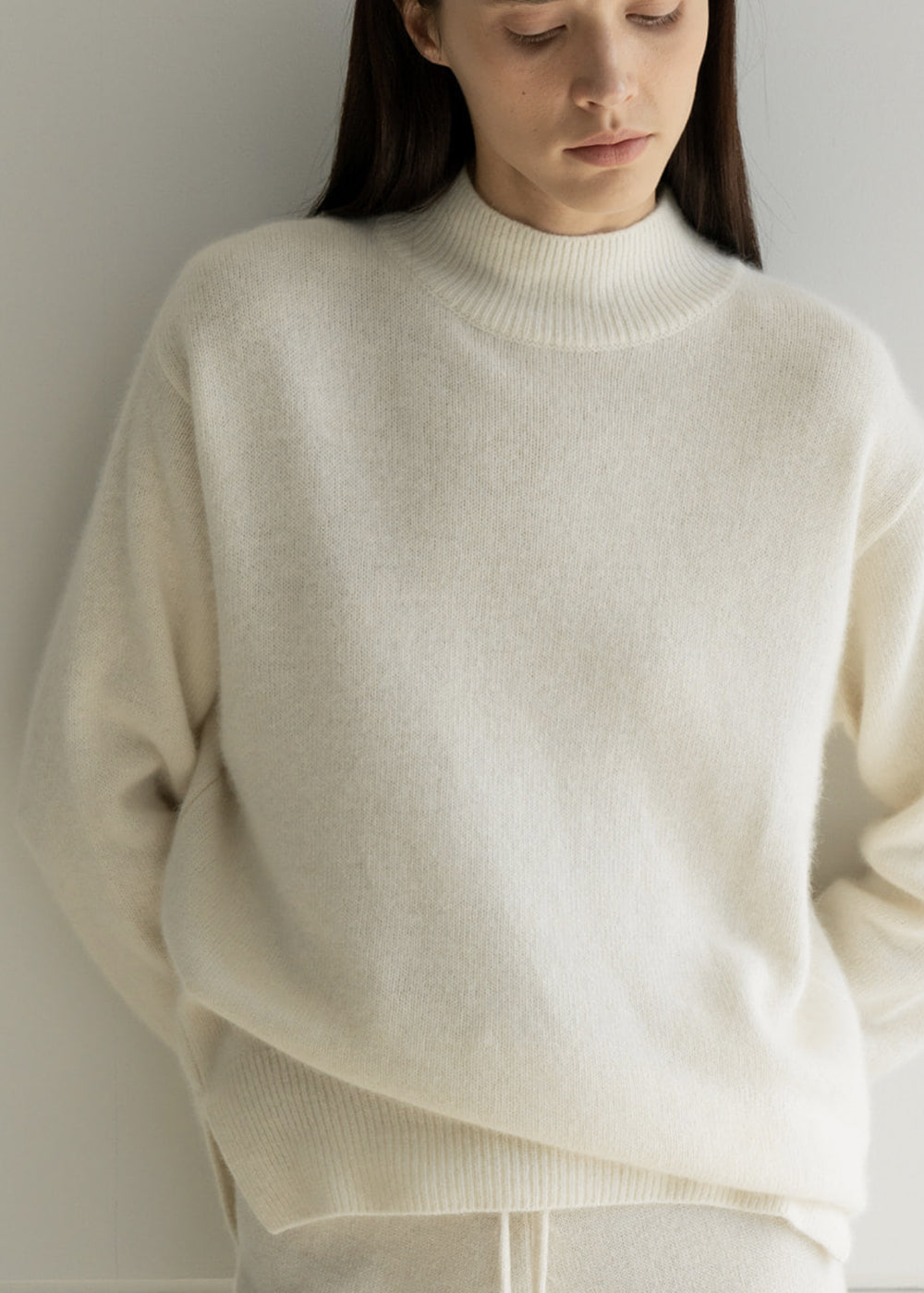 RACCOON SLIT HALFNECK SWEATER IVORY