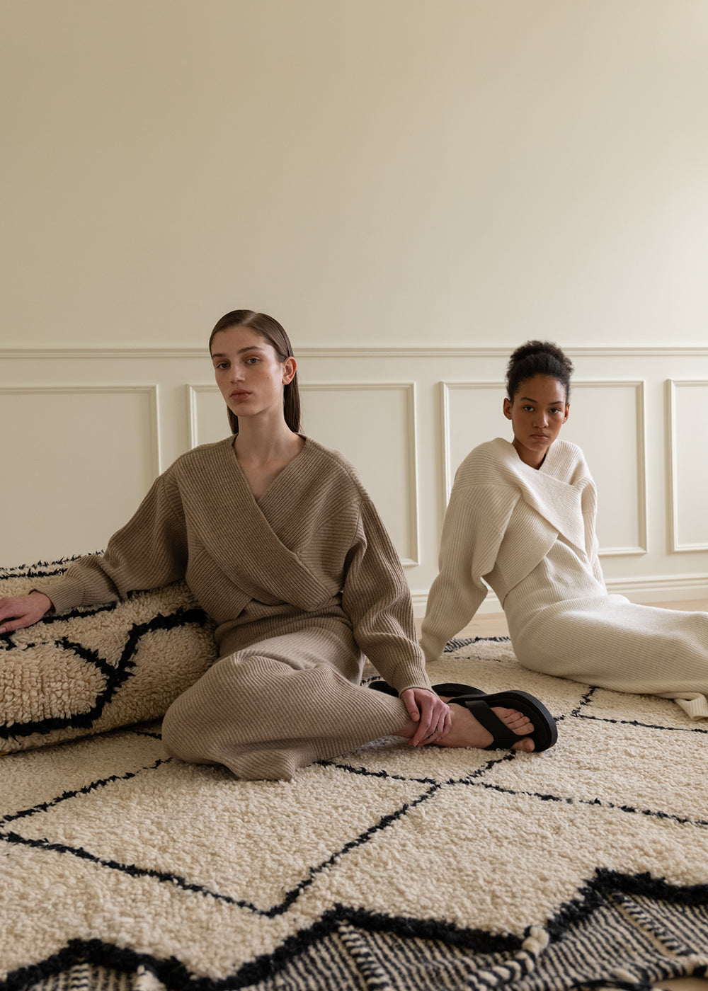 V-NECK CASHMERE BLEND KNIT DRESS_MELANGE BEIGE